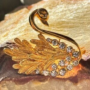A Sparkly Gold Toned Swan with Beautiful Feathers Brooch